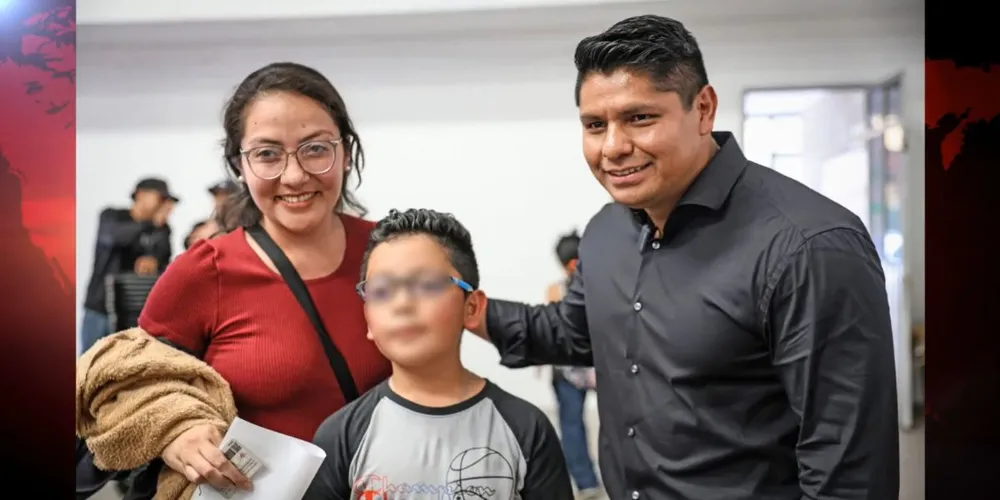 Ayuntamiento de Cuautlancingo entrega 476 lentes a estudiantes
